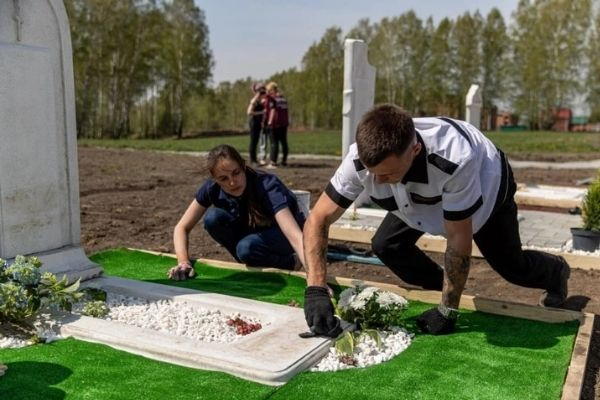 В Новосибирске прошел конкурс по украшению могил